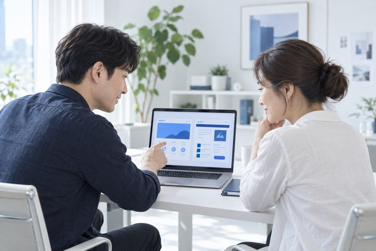 태블릿 화면을 이용해 결제 방법을 안내하는 두 사람 — PG 단말기 방문결제 방문결제로 일을 마친 그 자리에서 결제까지 끝내세요 연락 주시면 현장에 맞게 준비해 드립니다